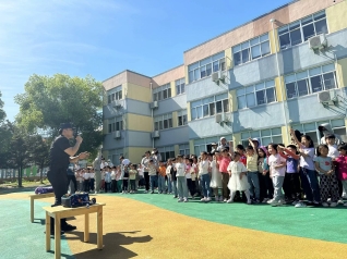 地震逃生演练过程照片 (5)